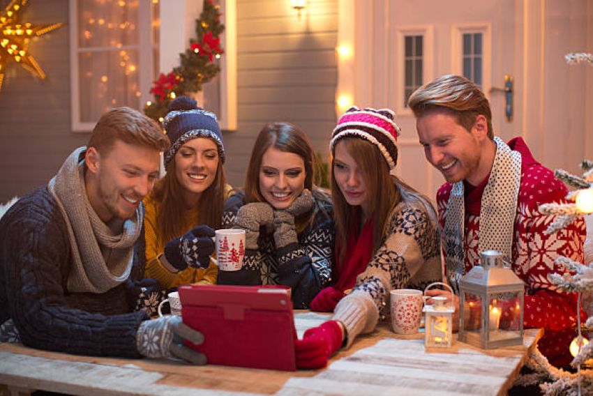 Gezellig Thuis met Vrienden Tijdens de Kerst