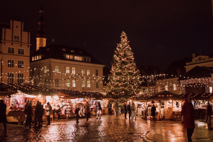 Mensen Lopen op een Kerstmarkt en Kijken naar de Kerstboom