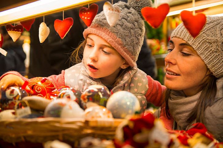 Moeder en dochten op een kerstmarkt