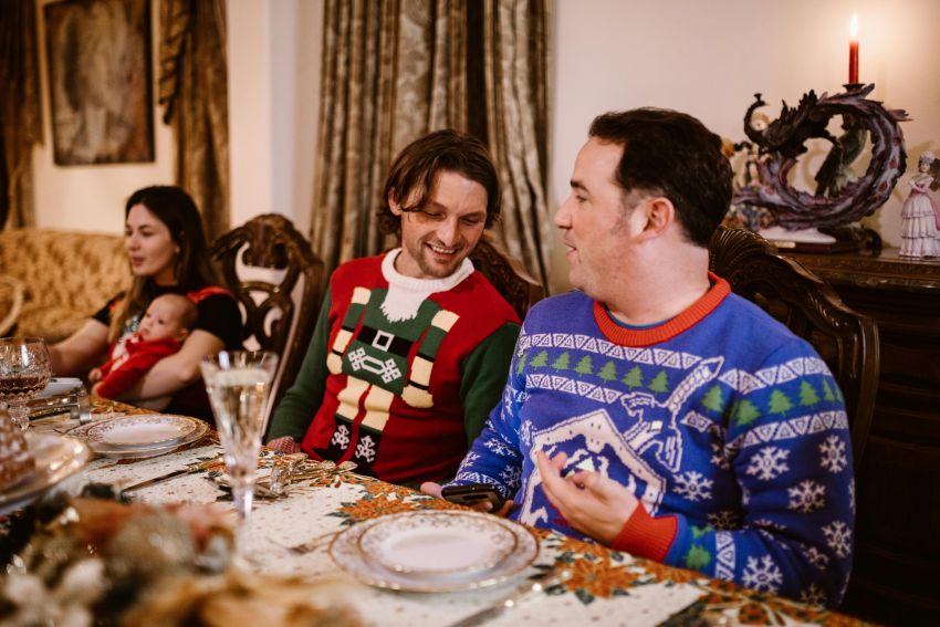 Vrienden Vieren Kerst in een Foute Kersttrui