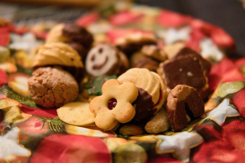 Traditioneel kerstpakket met chocolade, koekjes en andere feestelijke lekkernijen als kerstgeschenk voor werknemers.